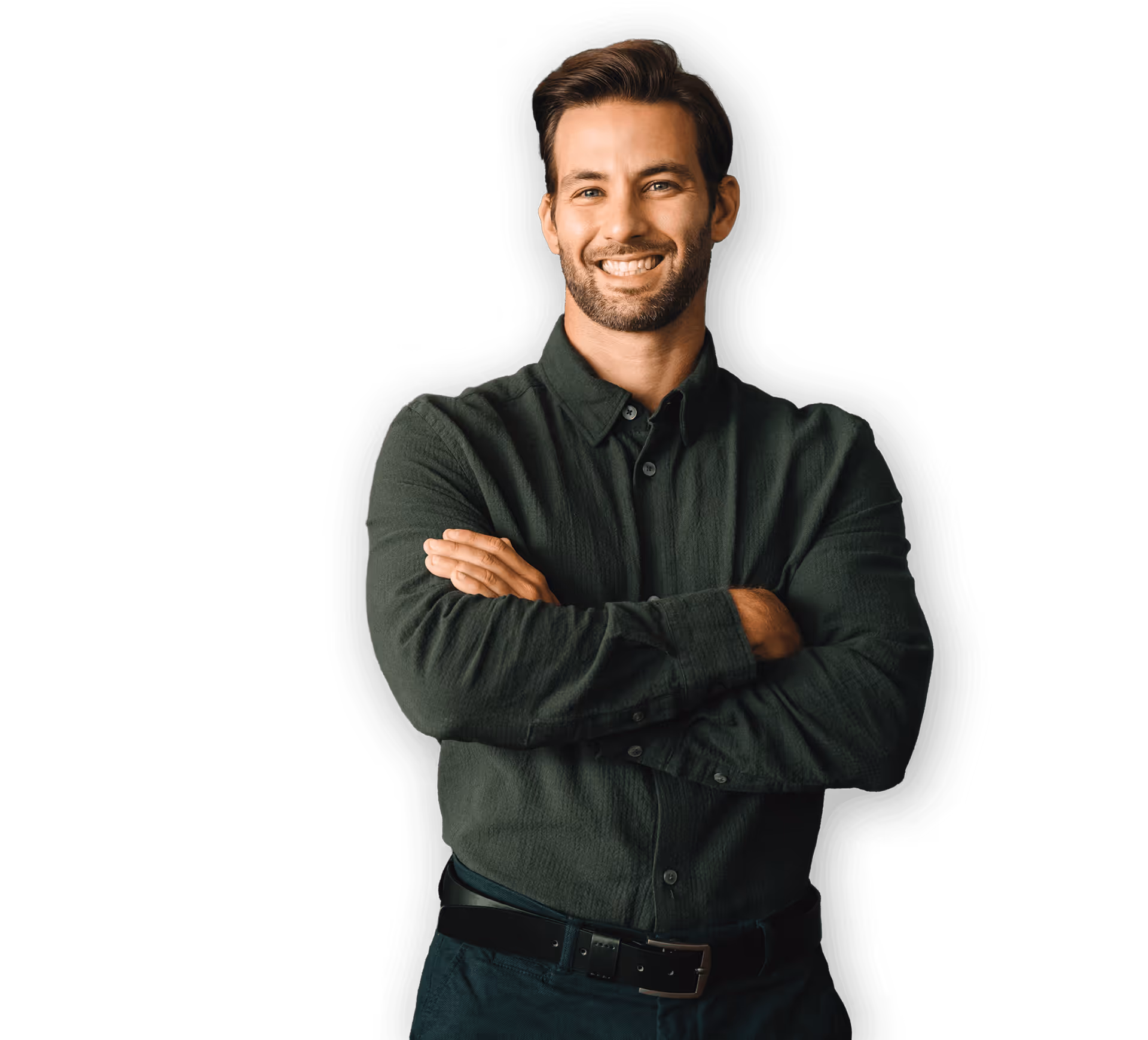 Homme souriant aux bras croisés portant une chemise verte sur fond noir.