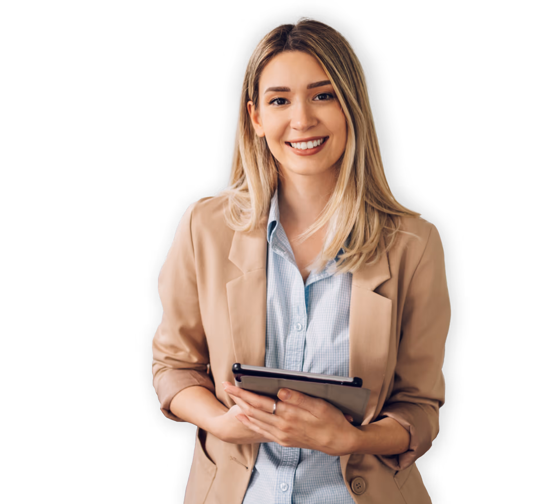 Jeune femme souriante avec une veste beige tenant une tablette tactile.